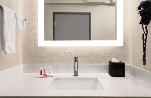 Blackwell Hotel | Baymont by Wyndham Blackwell I-35