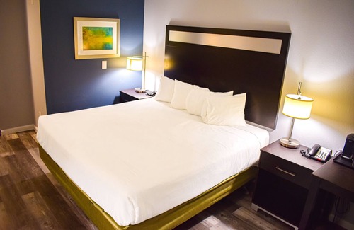 Midland Hotel | Baymont by Wyndham Midland Center