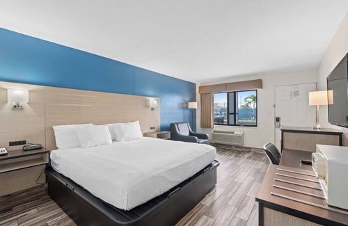 West Colonial Hotel | Baymont by Wyndham Orlando Downtown