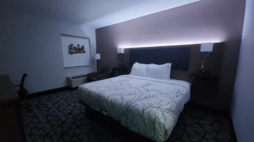 Roseland Hotel | Baymont by Wyndham South Bend Near Notre Dame