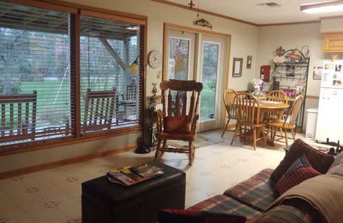 Abbeville Cottage | Bayou Rose Bed and Boudin. on Banks of Vermilion River