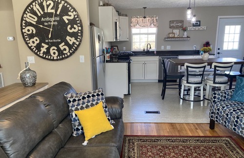 Kingsport House | Bays Mountain Getaway Cottage