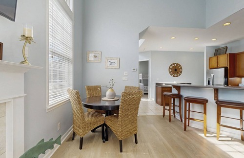 The Commons House | Bayside Resort dog-friendly townhouse w/tennis court access, WiFi, and balcony