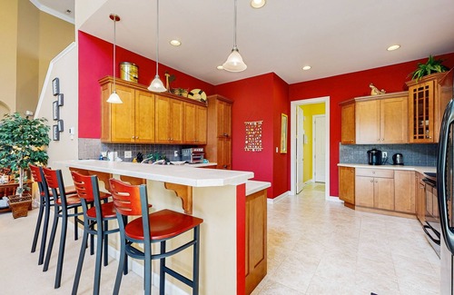 The Commons House | Bayside Resort home with sunroom plus pools, gym, hot tub, & sports courts