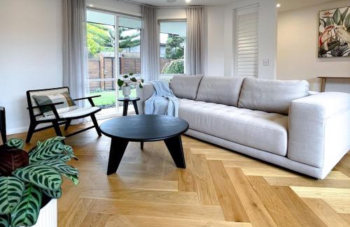 Frankston House | Bayside Retreat near beach and Frankston centre