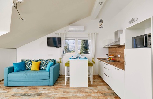 Tomicici Apartment | ❤️Bayview Studio| Parking| Best Sea View| Fast WIFI, Walk to Beach, Town & Store