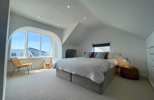 Trenance House | Baywatch Mawgan Porth Spacious Home sleeps 9, Games room, Parking & Garden
