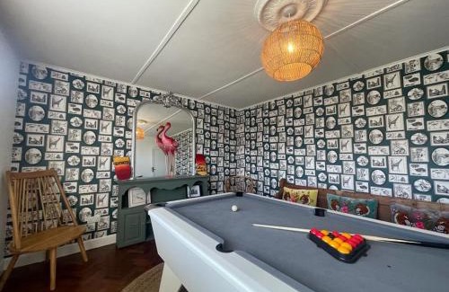 Trenance House | Baywatch Mawgan Porth Spacious Home sleeps 9, Games room, Parking & Garden
