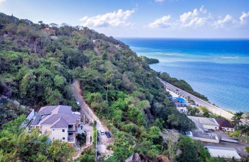 Reading House | BayWatch Villa - Montego Bay