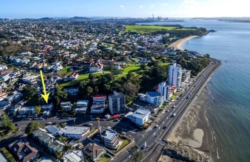 Kohimarama Apartment | BEACH almost on your doorstep! Avail longer term