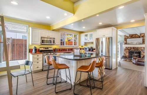 Los Angeles County House | Beach Breeze Bungalow | 1.3Miles To Beach | Cozy
