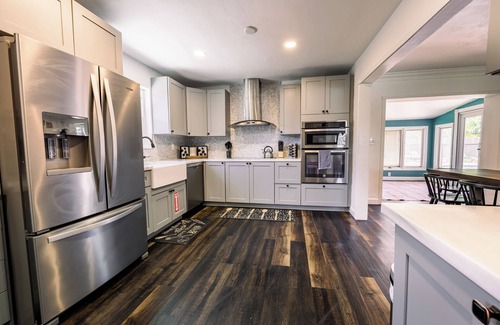 Pompano Beach House | Beach Breeze Inn – Theater, Pool & Arcade, Close to Ocean