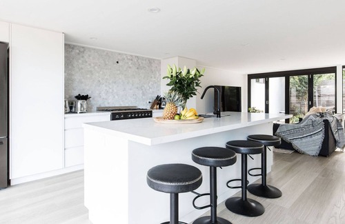 Sunshine Beach Villa | BEACH & CAFES - FIREPLACE - AIR CON - PETS