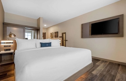 Lauderdale Beach Hotel | Beach Getaway! Spacious Unit, Steps to Beach, Pool, Valet Parking