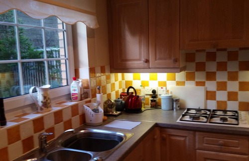 Bonnybridge Apartment | Beach Ground Floor Flat, Edinburgh, Golf Coast & Festival Sleeps 4,
