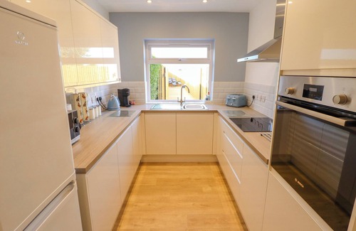 Anderby Creek Cottage | BEACH HAVEN, pet friendly, country holiday cottage in Anderby Creek