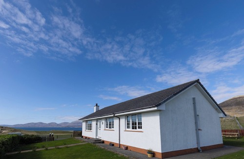 Harris Cottage | Beach holiday home 5 minutes' walk to Luskentyre Beach