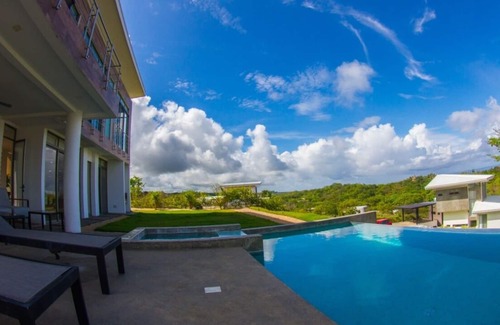 Santa Cruz House | Beach House w/infinity pool and jacuzzi - 8 min away from the beach!