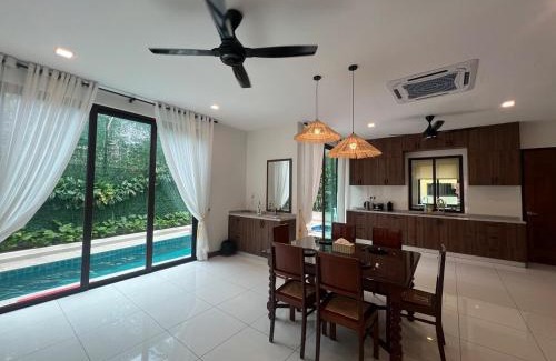 Kampung Bahasa Kapor House | Beach House WaterfrontPoolSaunaHot JacuzziWifi