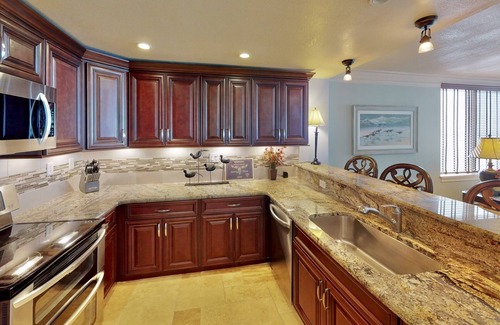 Crescent Beach Condo | Beach Life Luxury! Condo/Lg Balcony/Gourmet Kitchen/Free Beach Service, Pool