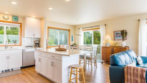 Coupeville House | Beach Lookout Retreat by AvantStay Rooftop Views