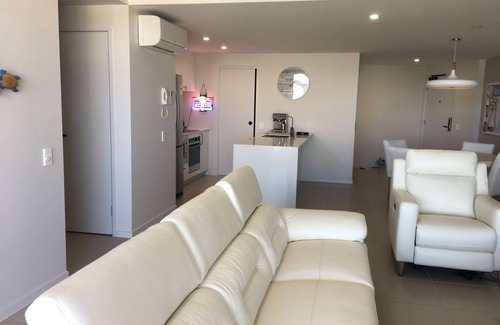 Buddina Apartment | BEACH Luxury Upmarket 2B 2B unit, OCEAN VIEWS! 250m to BUDDINA BEACH!