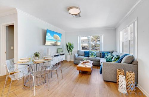 Hollywood House | Beach Paradise, Family - Friendly, Free Parking