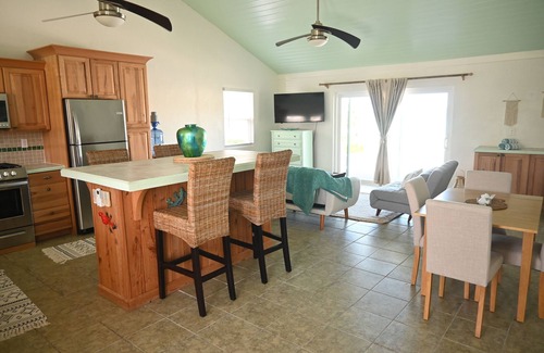 South Palmetto Point House | Beach, please! Beachfront house on Ten Bay with generator.
