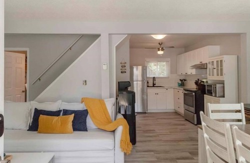 Sauble Beach Cottage | Beach Retreat - 2 min walk to the Beach 2 min walk to main street