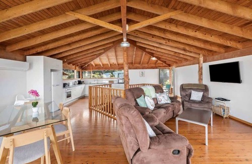 Aireys Inlet House | Beach Retreats I Ocean Views I Pet Friendly