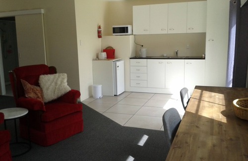 One Tree Point Apartment | Beach Studio with King size bed, a bathroom and kitchen, off street parking