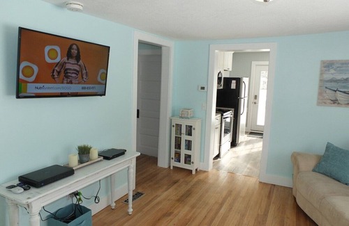 Frankfort Cottage | Beach Town Escape - NEWLY-REMODELED & GORGEOUS! GREAT LOCATION AS WELL!
