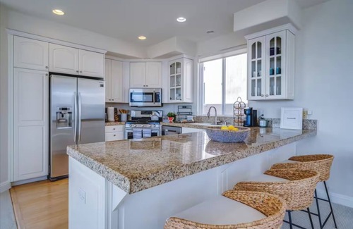 Gas Lamp Section House | Beach Townhome with Ocean Views, Sleeps 6, Garage Parking Space