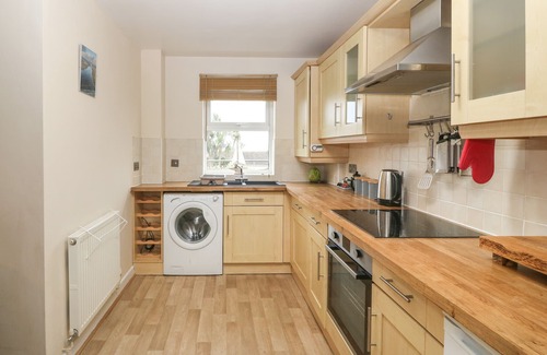 Tyn-y-Gongl Apartment | BEACH VIEW, pet friendly, country holiday cottage in Benllech