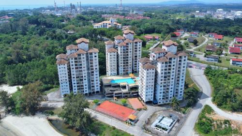 Taman Haji Zainal Apartment | Beachfront 2-5pax, Free parking , swimming pool