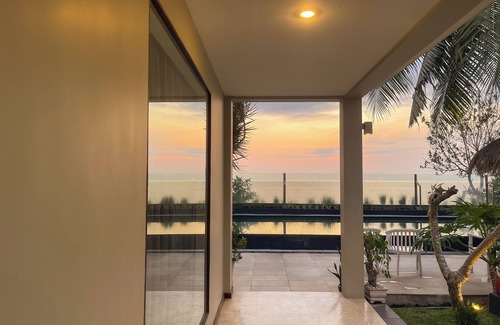 Senggigi Villa | Beachfront 4 Bedroom Private Pool Villa