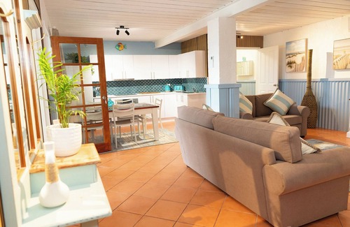 Quinns Rocks Apartment | Beachfront apartment with pool, 2 minutes walk to Indian Ocean. Sleeps 7.