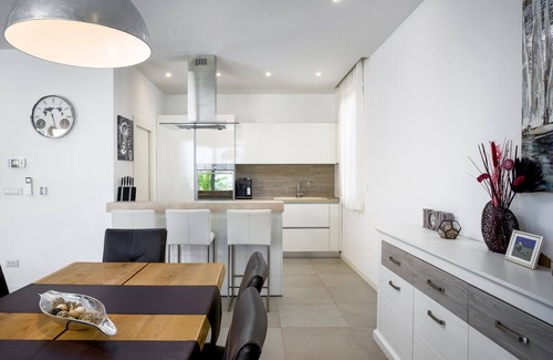 Slatine Apartment | Beachfront Apartment Lemonade with Pool VII