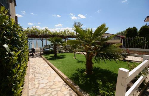 Varosh Apartment | Beachfront Apartments Bojadzi