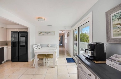 Ilexhurst Condo | Beachfront Balcony, Cozy Dog-Friendly Escape