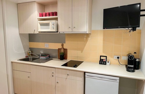 Cowes Apartment | Beachfront Bliss Apartment with Ocean Views & Private Patio
