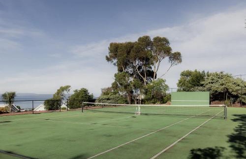 Roches Beach House | Beachfront Estate with Tennis Court