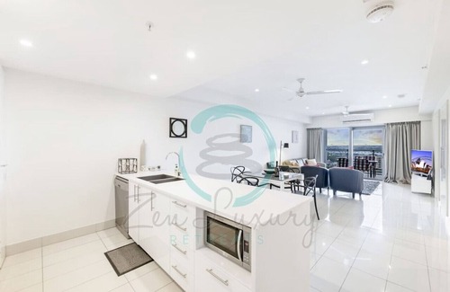 Darwin City Centre Condo | Beachfront Haven: Sea View ~ Pool ~ Outdoor Dining