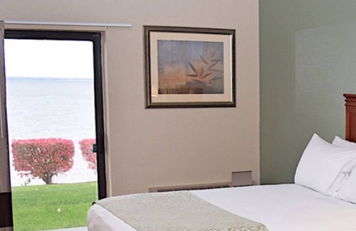 Houghton Lake Hotel | Beachfront Hotel