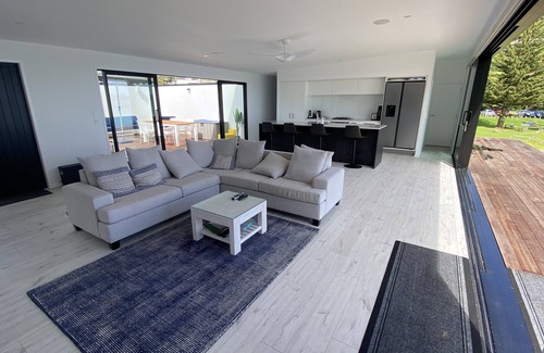 Russell Villa | Beachfront Luxury Villa - Seascape Bay of Islands - Spa Pool, Infinty Views