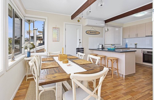 Kiama Downs House | BEACHFRONT OASIS Jones Beach Kiama. Best views, direct beach access, cozy. Relax