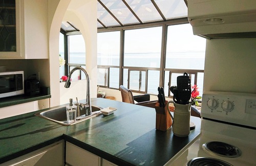 Cordova Bay Apartment | Beachfront paradise!