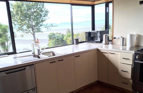 Kaiteriteri House | Beachfront Playground