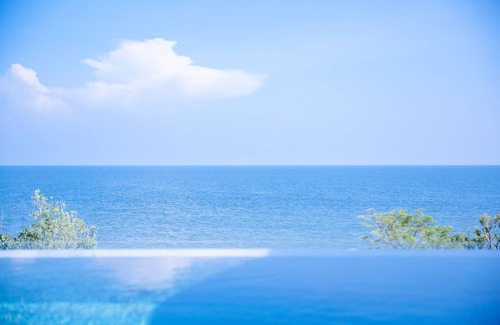 Cha-am Apartment | Beachfront Pool Suite