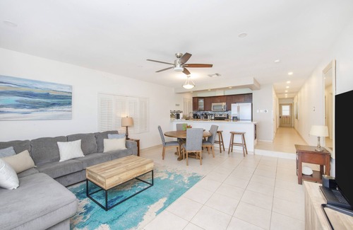 Seven Mile Beach Condo | Beachfront Seven Mile Beach, Grand Cayman - Discovery Point Club #42